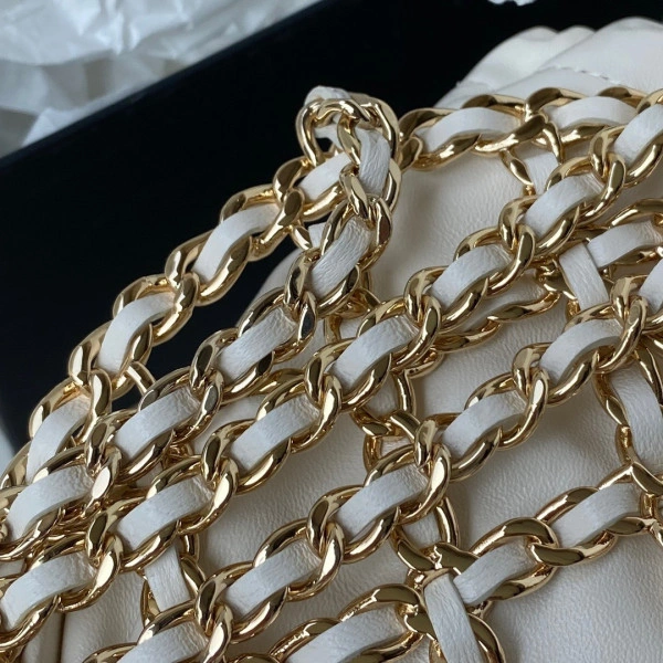 WellDesigned CHANEL ROUND BAG 1646 - Image 7