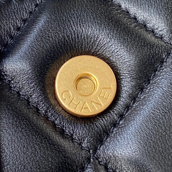 WellDesigned CHANEL CHANELUTCH WITH CHAIN 1786 - Image 9