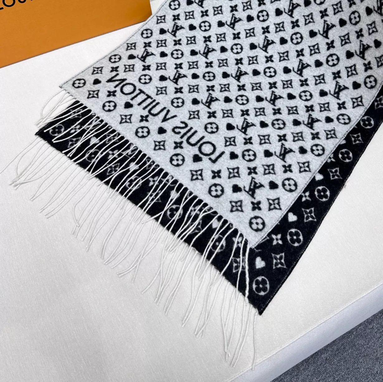 AllSeason 6961 Louis Vuitton Scarf For Unisex - Image 3