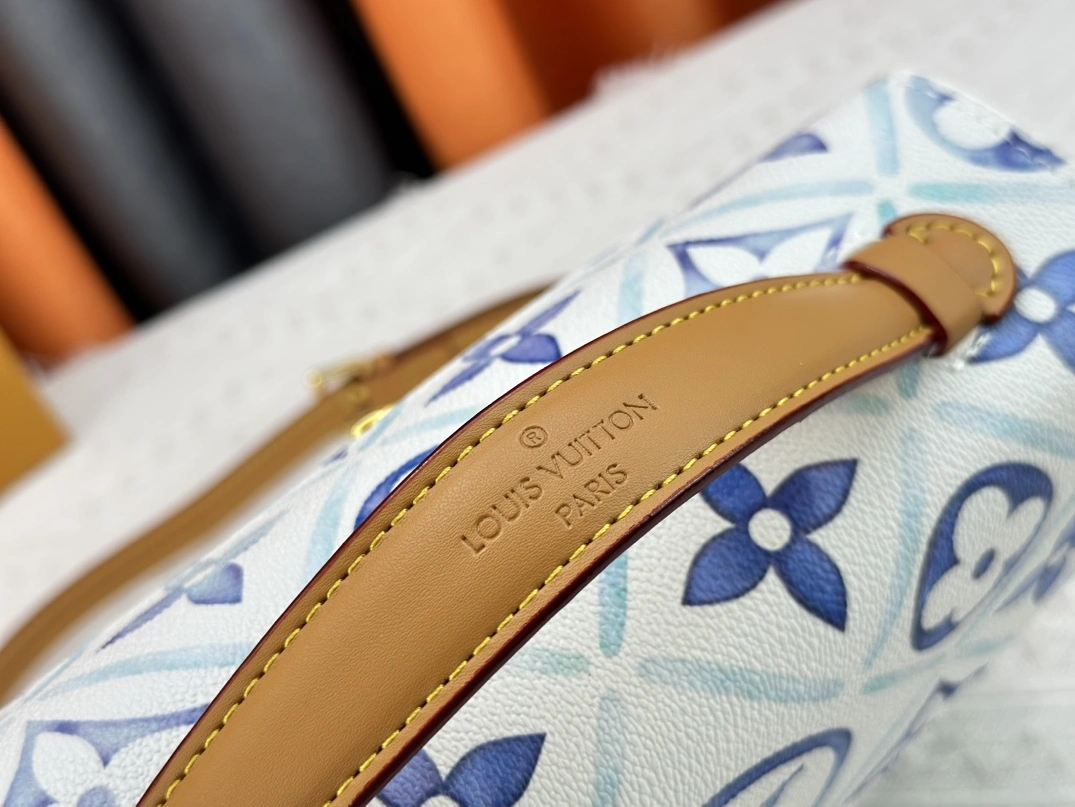 Bold 3533 Louis Vuitton AAA Quality Messenger Bags For Women - Image 7