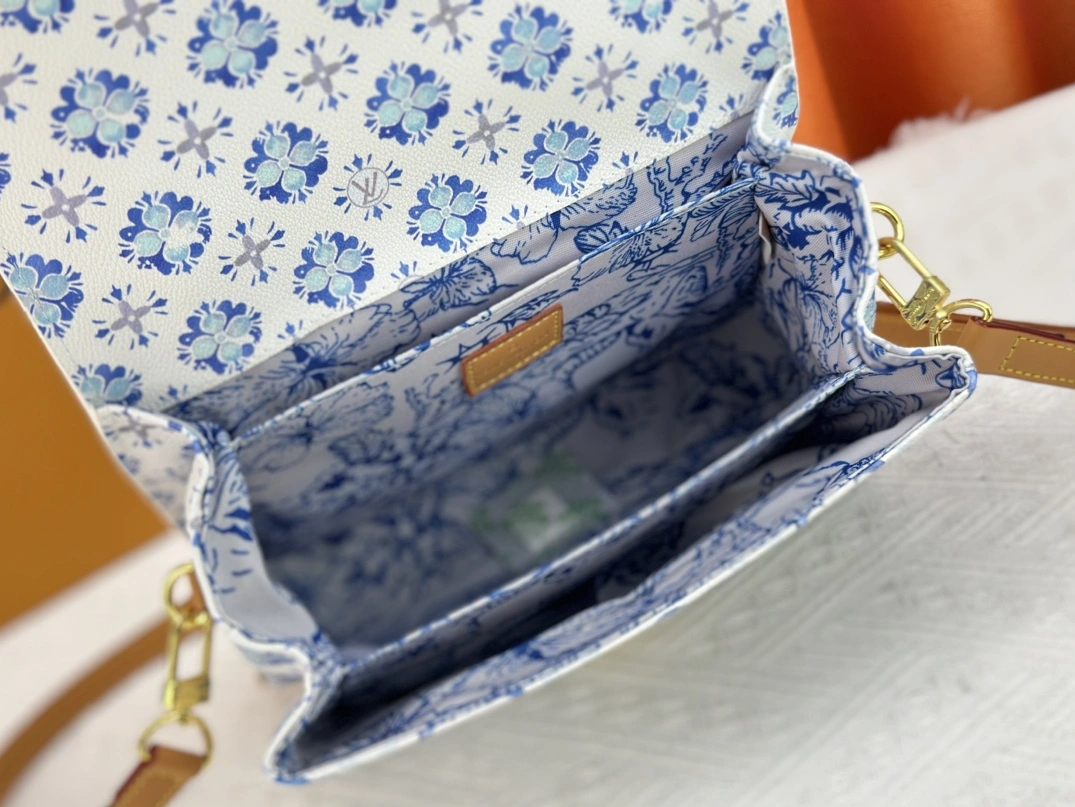 Bold 3533 Louis Vuitton AAA Quality Messenger Bags For Women - Image 8