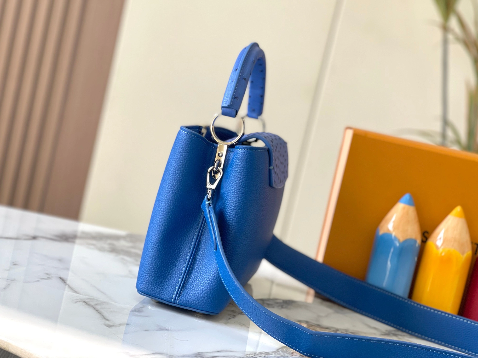 Breathable 5871 Louis Vuitton AAA Quality Messenger Bags For Women