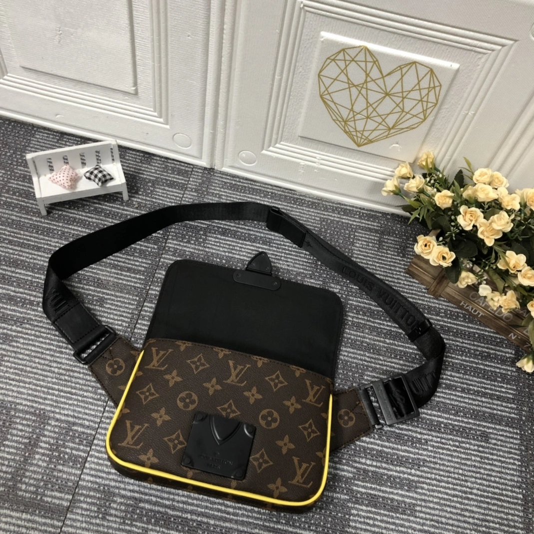Breathable 8370 Louis Vuitton AAA Man Messenger Bags