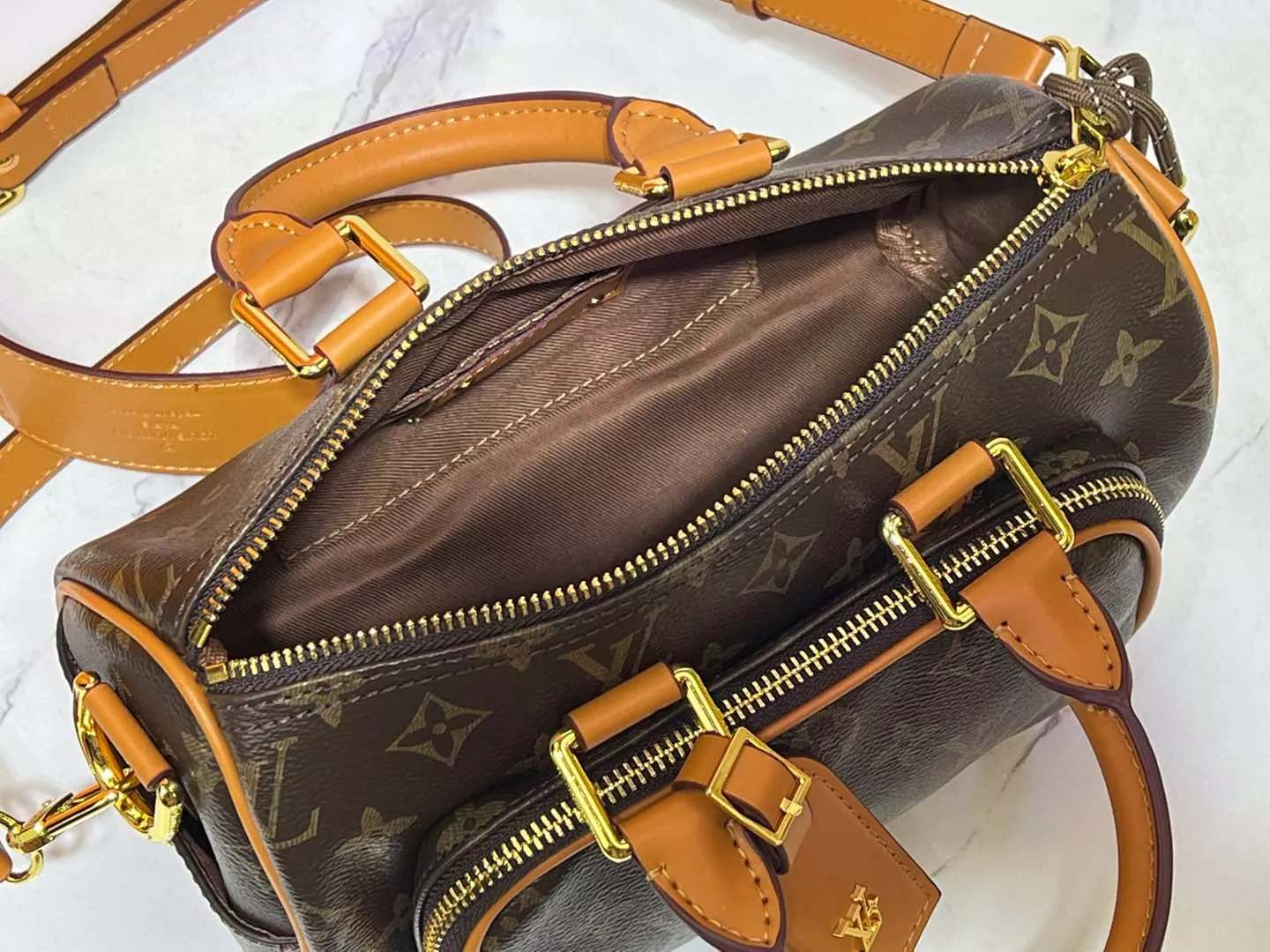 Breathable 9659 Louis Vuitton AAA Quality Handbags For Women - Image 8