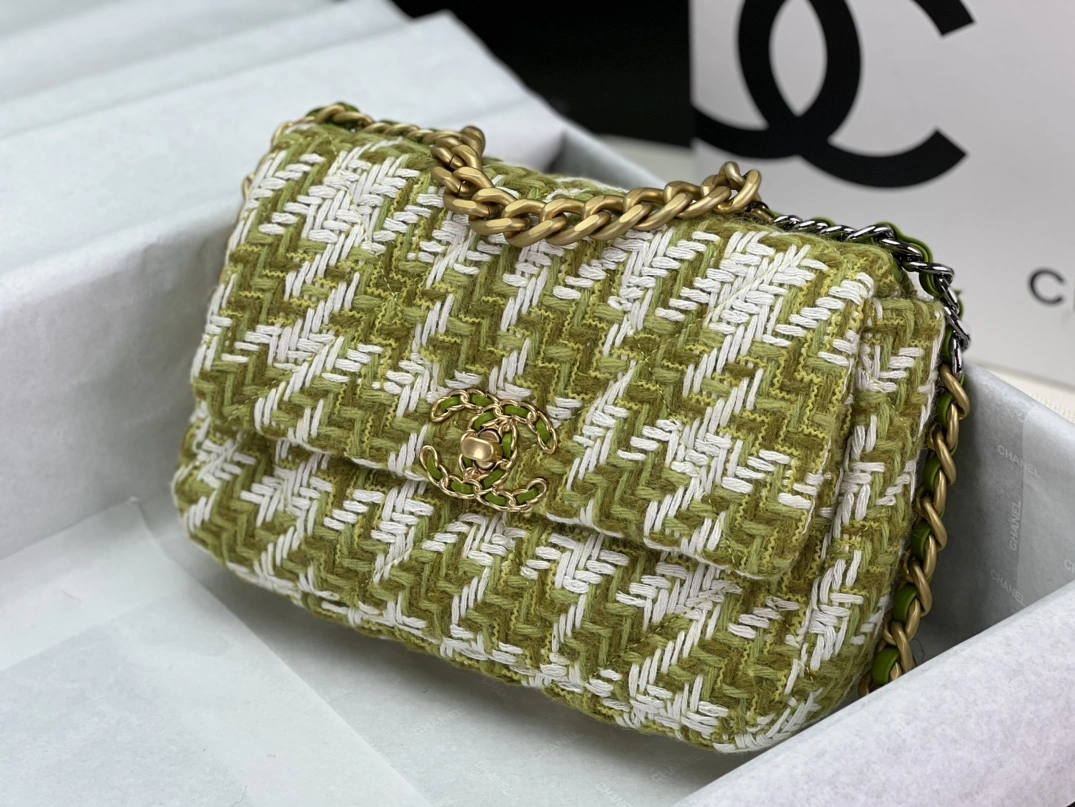 Chanel AAA Quality Messenger Bags For Women GoodFit 8295