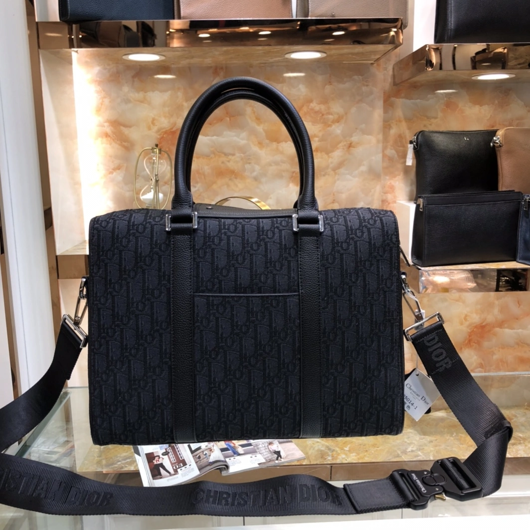 Christian Dior AAA Man Handbags Trendsetting 8396