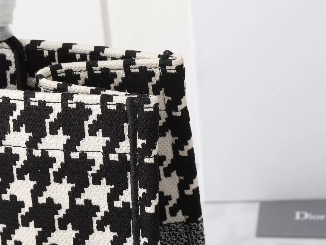 Christian Dior AAA Quality Tote-Handbags For Women Bold 6944 - Image 6