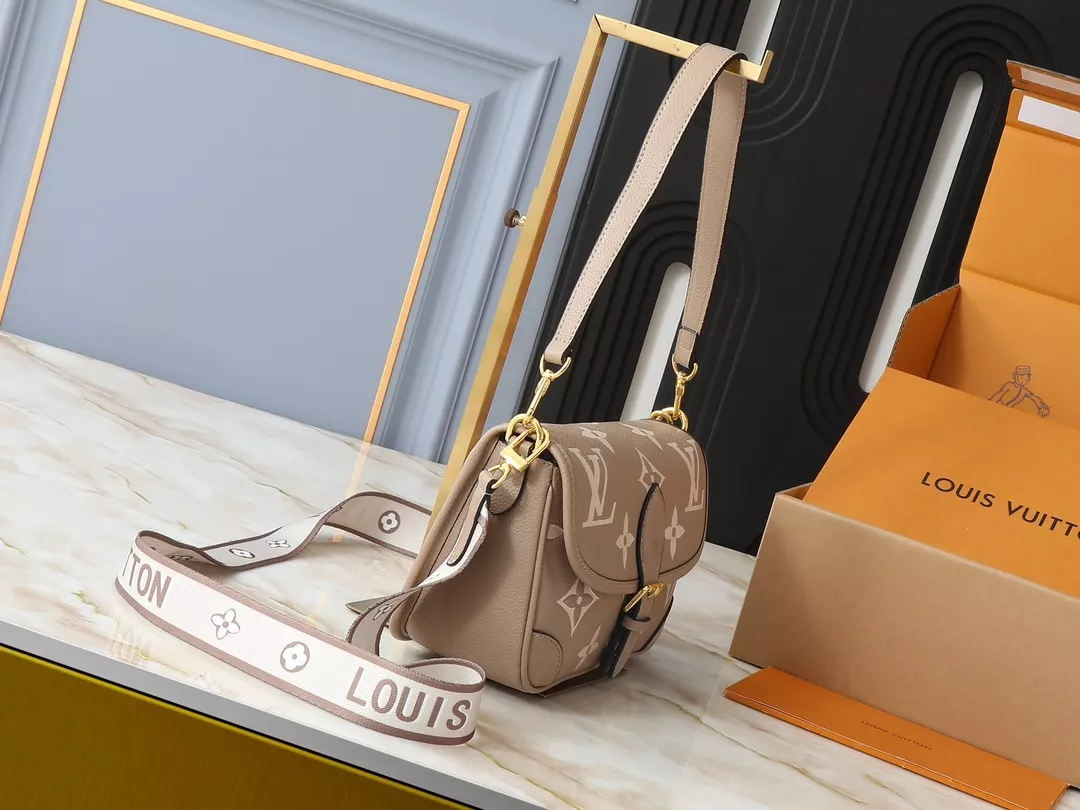 Compact 6999 Louis Vuitton AAA Quality Messenger Bags For Women