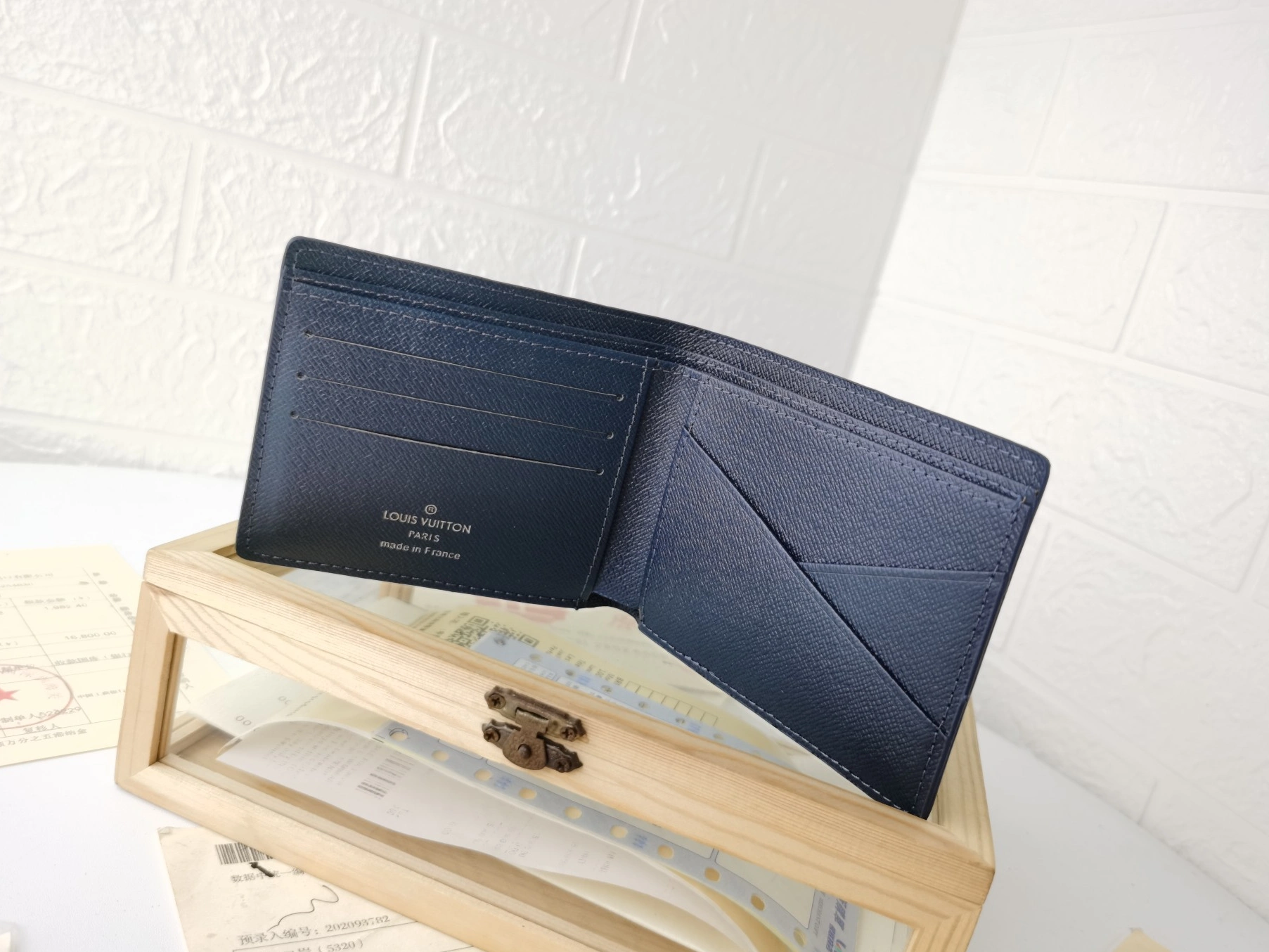 Cozy 1983 Louis Vuitton LV Wallets For Unisex - Image 5