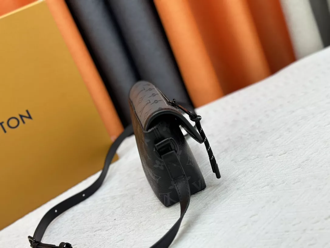 Elegant 1191 Louis Vuitton AAA Quality Messenger Bags For Unisex