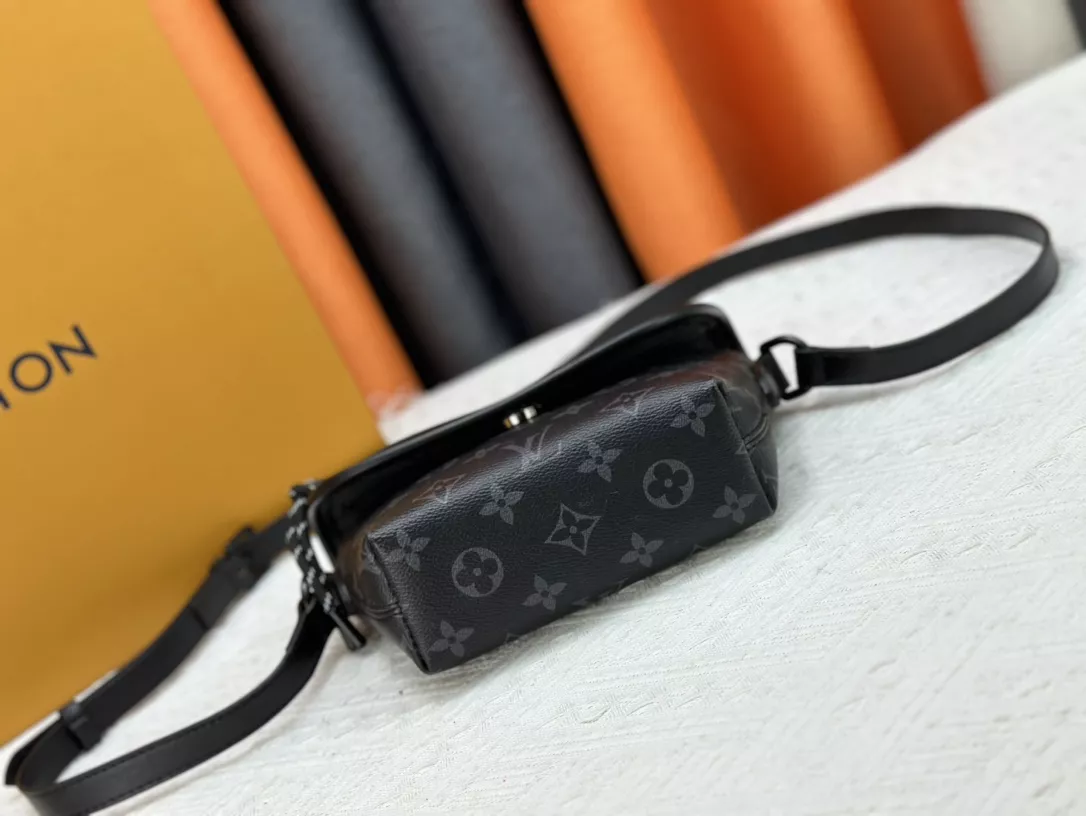 Elegant 1191 Louis Vuitton AAA Quality Messenger Bags For Unisex - Image 4