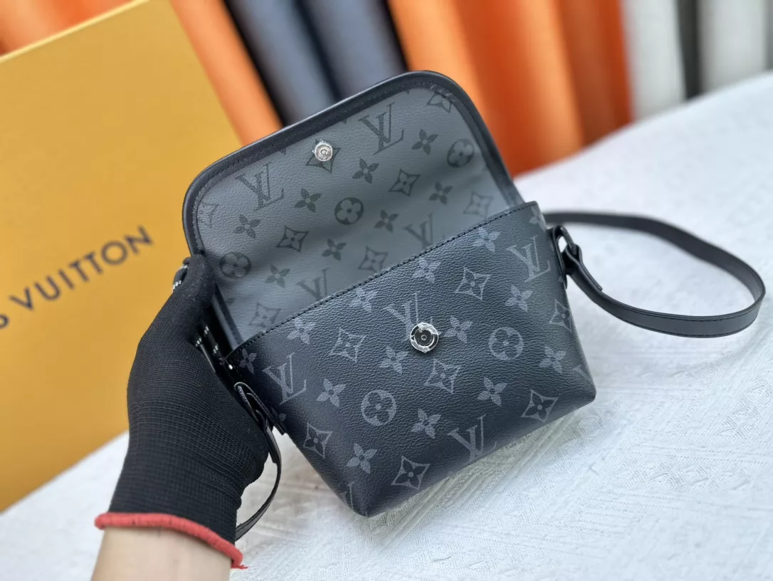 Elegant 1191 Louis Vuitton AAA Quality Messenger Bags For Unisex - Image 5