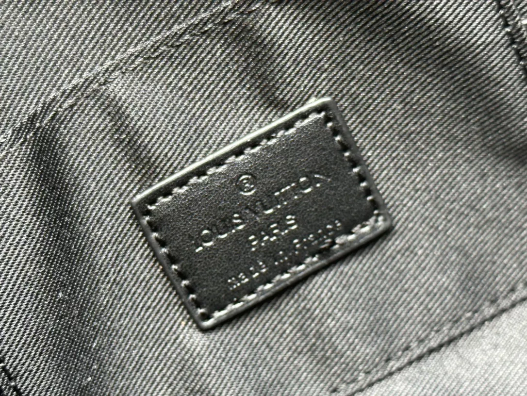 Elegant 1191 Louis Vuitton AAA Quality Messenger Bags For Unisex - Image 7