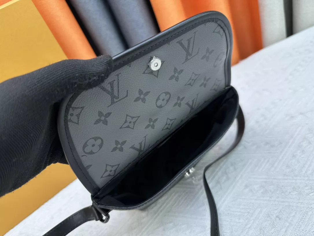 Elegant 1191 Louis Vuitton AAA Quality Messenger Bags For Unisex - Image 8