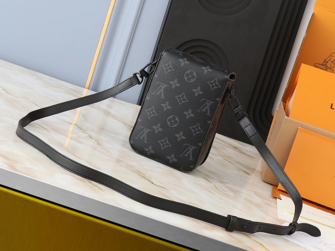 EyeCatching 5820 Louis Vuitton AAA Quality Messenger Bags For Unisex