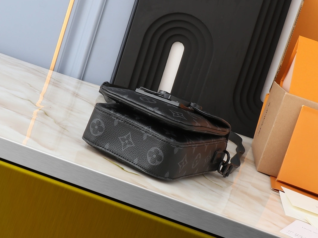 EyeCatching 5820 Louis Vuitton AAA Quality Messenger Bags For Unisex - Image 3