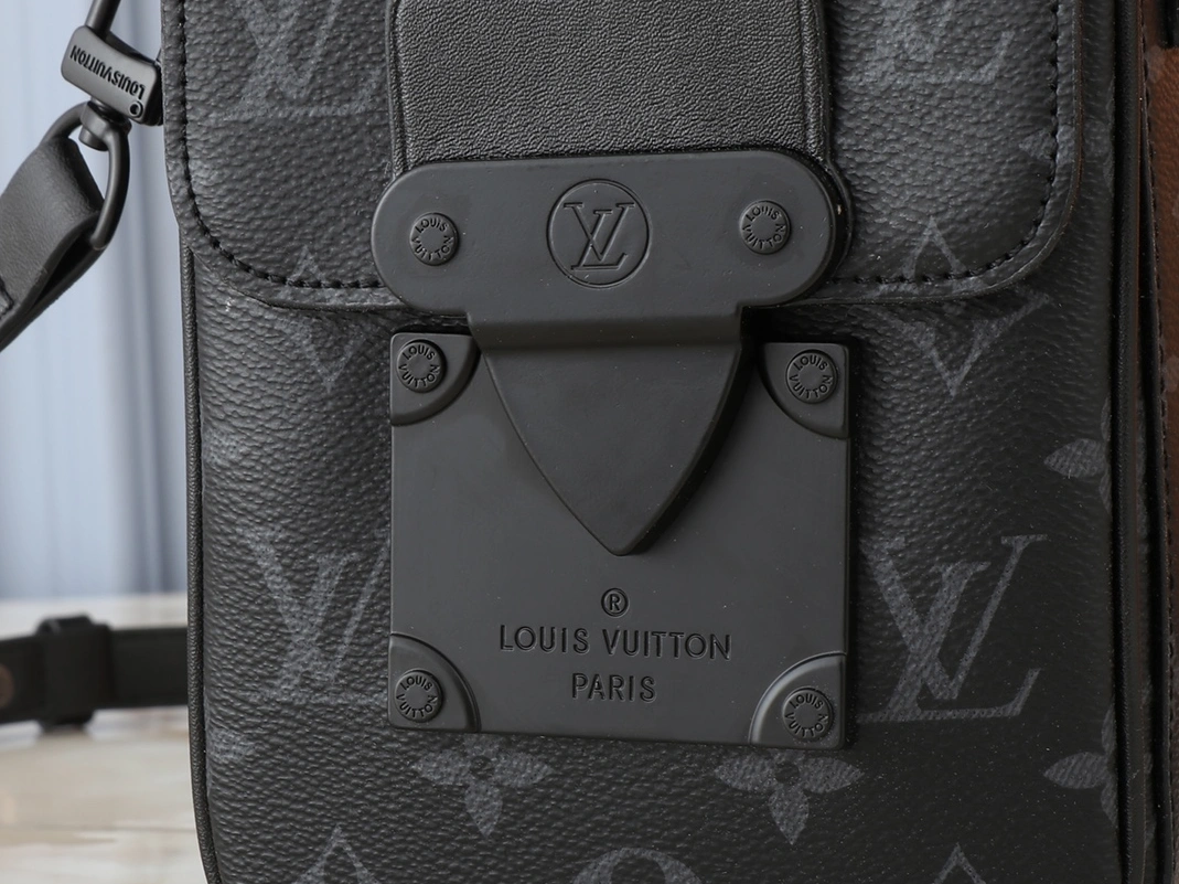 EyeCatching 5820 Louis Vuitton AAA Quality Messenger Bags For Unisex - Image 5