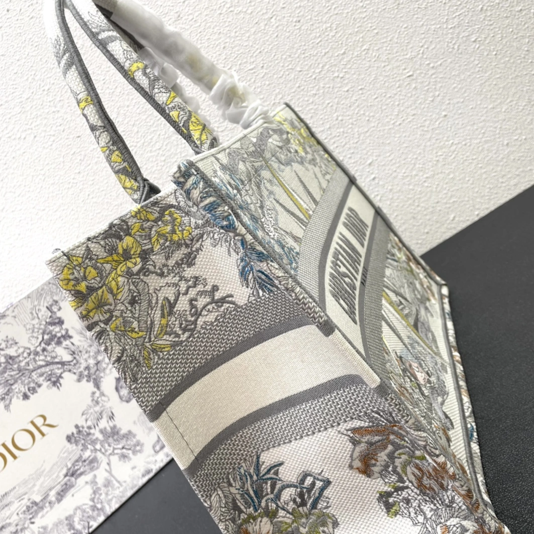 EyeCatching 8819 Christian Dior AAA Quality Tote-Handbags For Women - Image 6