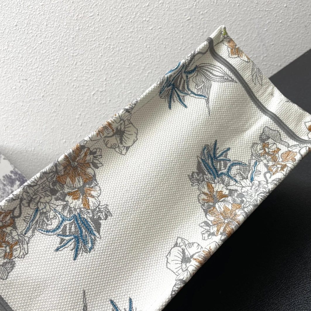 EyeCatching 8819 Christian Dior AAA Quality Tote-Handbags For Women - Image 7