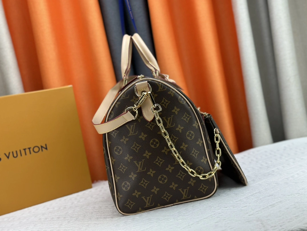 Flexible 2696 Louis Vuitton Travel Bags - Image 3