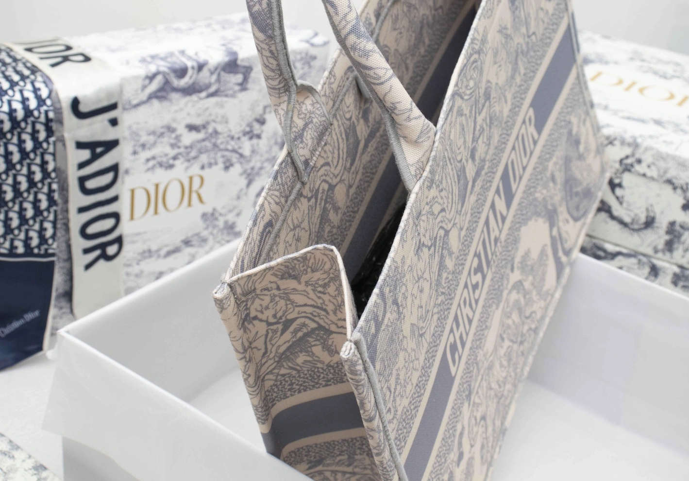 Flexible 6425 Christian Dior AAA Quality Tote-Handbags For Women - Image 6