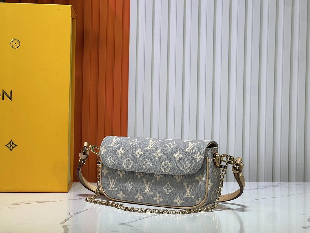 Lightweight 2745 Louis Vuitton AAA Quality Messenger Bags For Women - Image 3