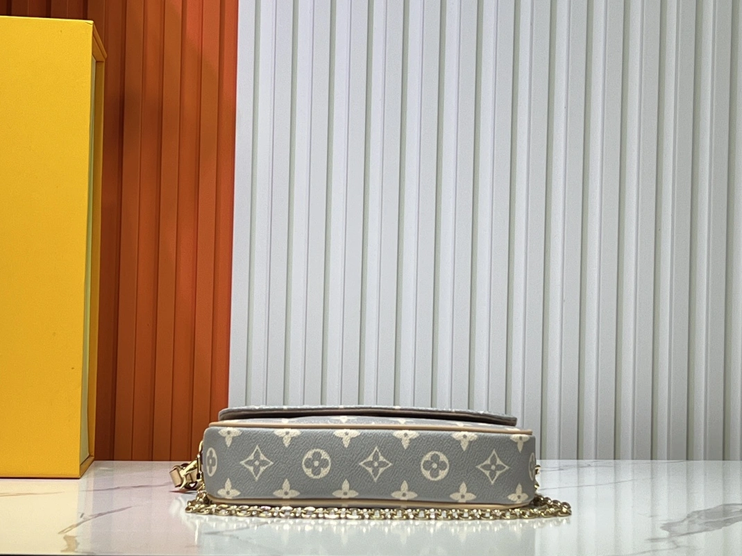 Lightweight 2745 Louis Vuitton AAA Quality Messenger Bags For Women - Image 5