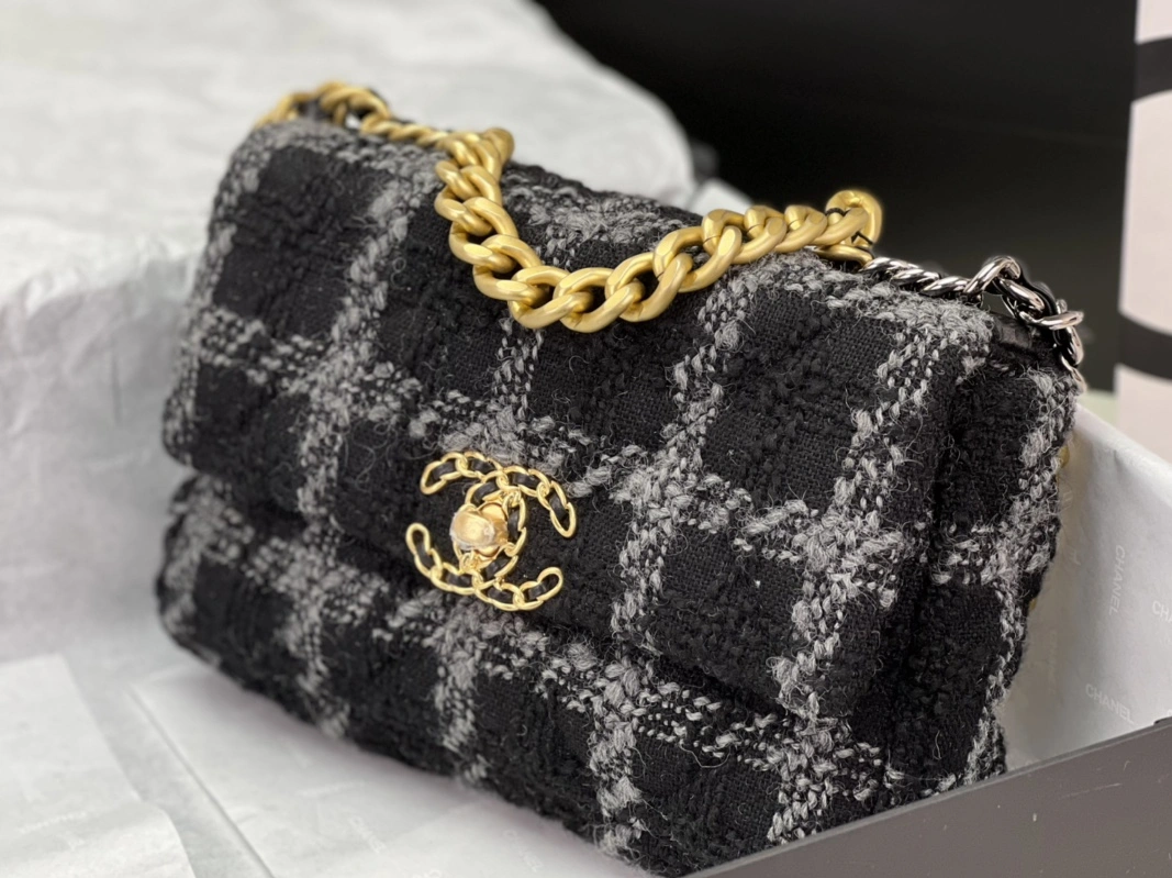 Lightweight 8546 Chanel AAA Quality Messenger Bags For Women