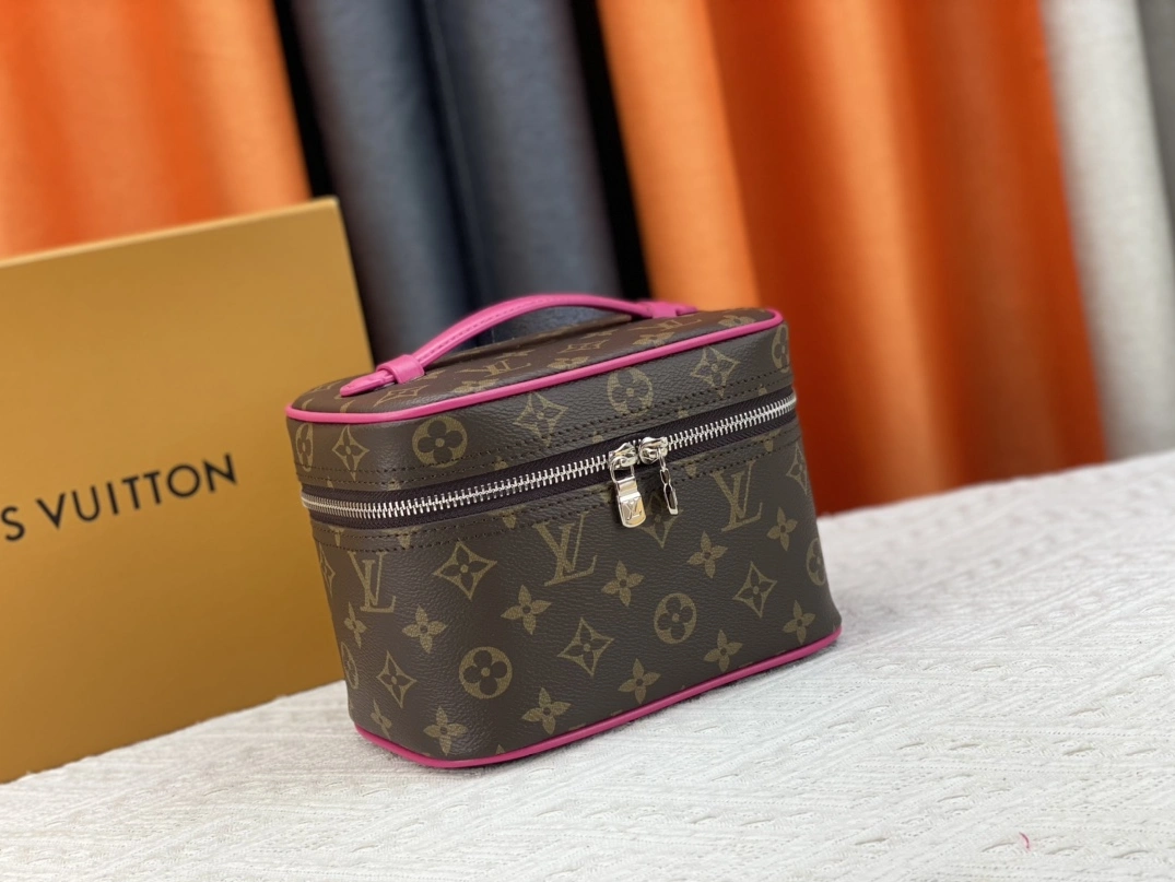 Louis Vuitton AAA Quality Handbags For Women Trendsetting 529