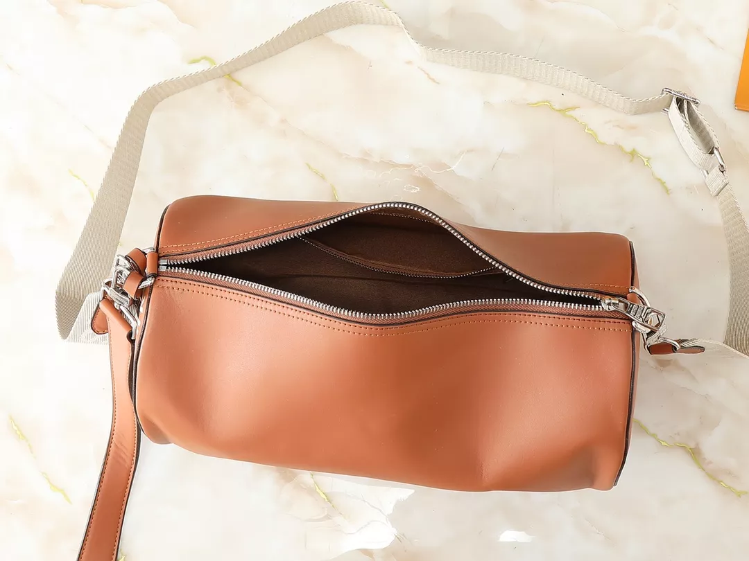 Louis Vuitton AAA Quality Messenger Bags For Unisex Cozy 605 - Image 8