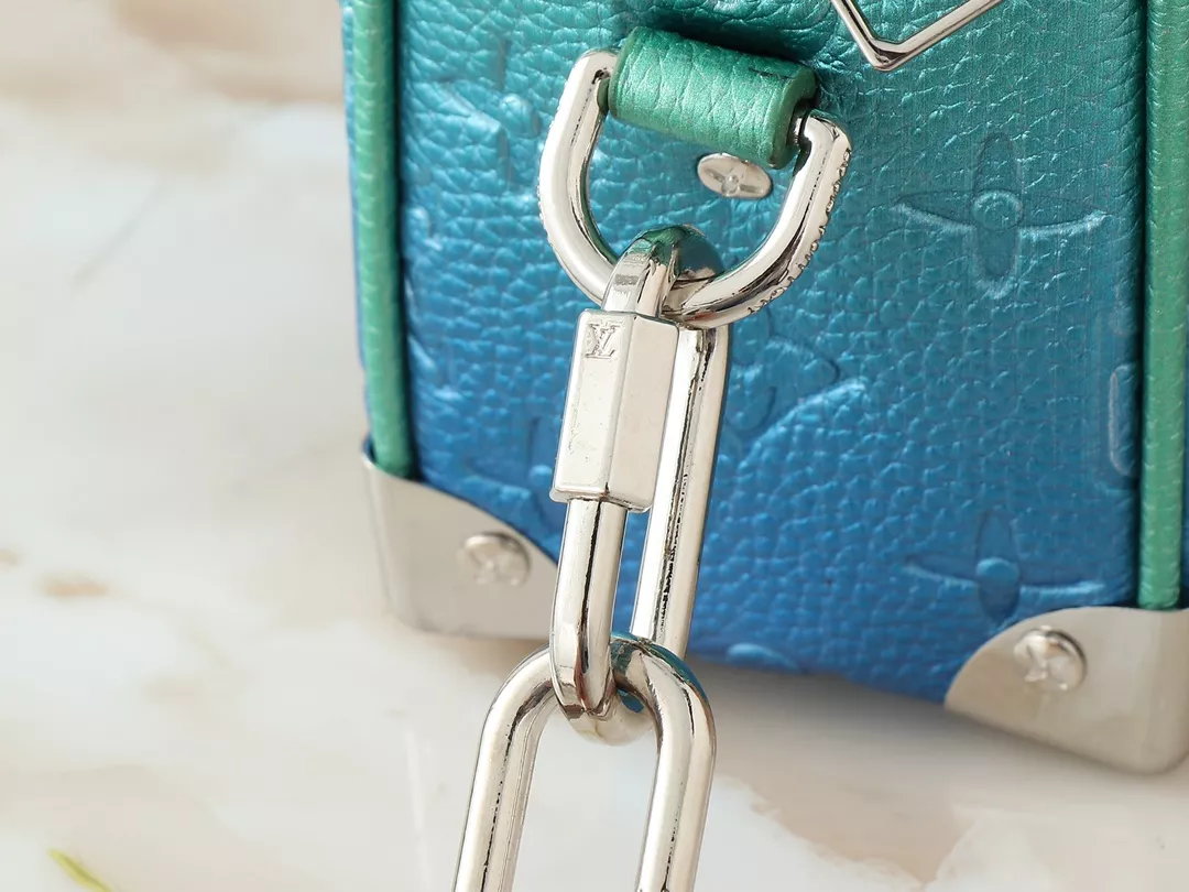 Louis Vuitton AAA Quality Messenger Bags For Unisex Elegant 4233 - Image 6