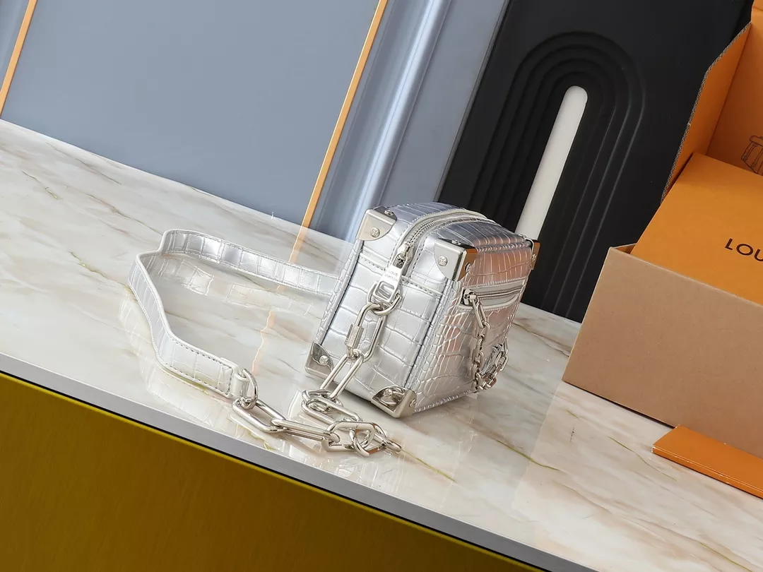 Louis Vuitton AAA Quality Messenger Bags For Unisex UrbanStyle 5256