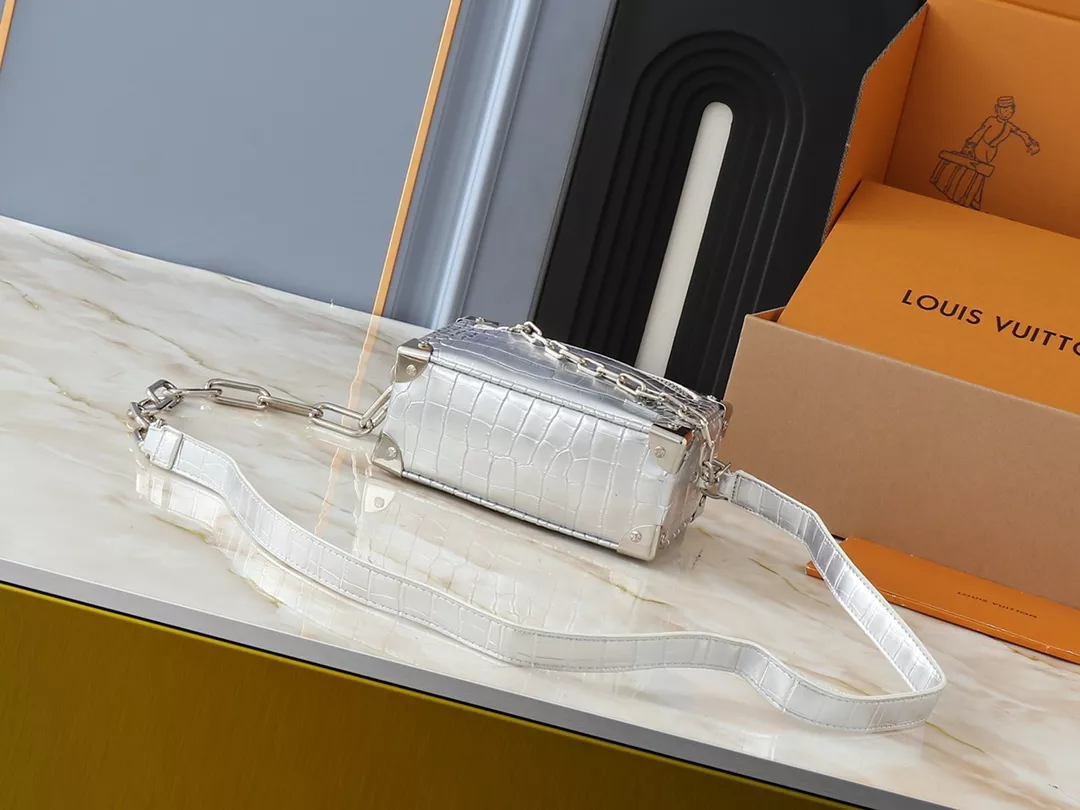 Louis Vuitton AAA Quality Messenger Bags For Unisex UrbanStyle 5256 - Image 4