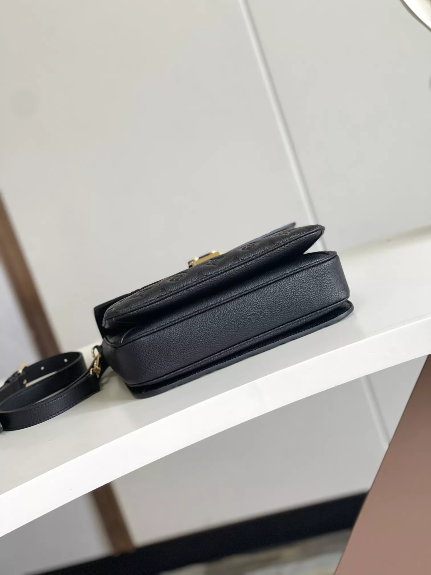 Louis Vuitton AAA Quality Messenger Bags For Women Bright 6747 - Image 4