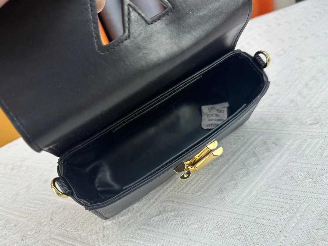 Louis Vuitton AAA Quality Messenger Bags For Women Comfortable 6256 - Image 8