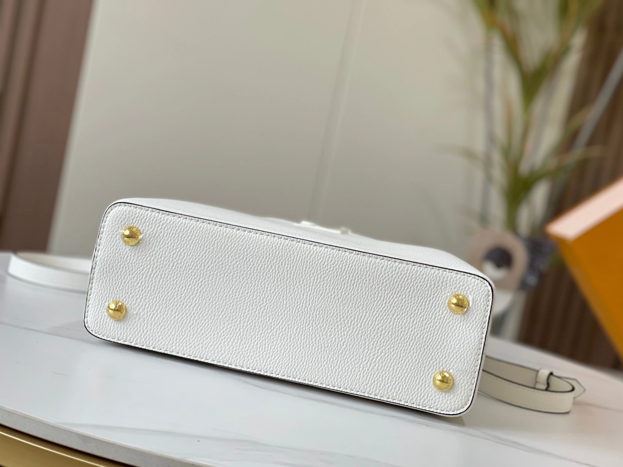 Louis Vuitton AAA Quality Messenger Bags For Women Durable 134 - Image 4