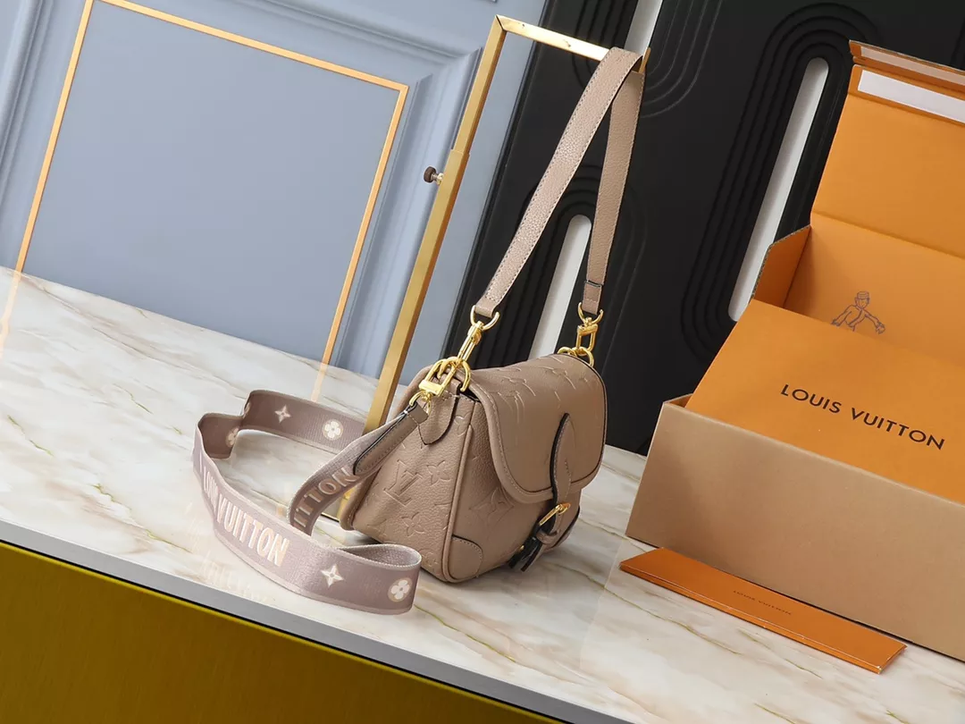 Louis Vuitton AAA Quality Messenger Bags For Women EyeCatching 540