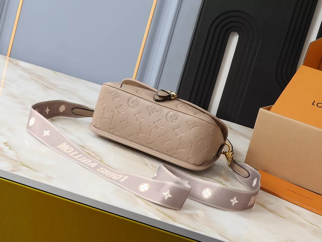 Louis Vuitton AAA Quality Messenger Bags For Women EyeCatching 540 - Image 4