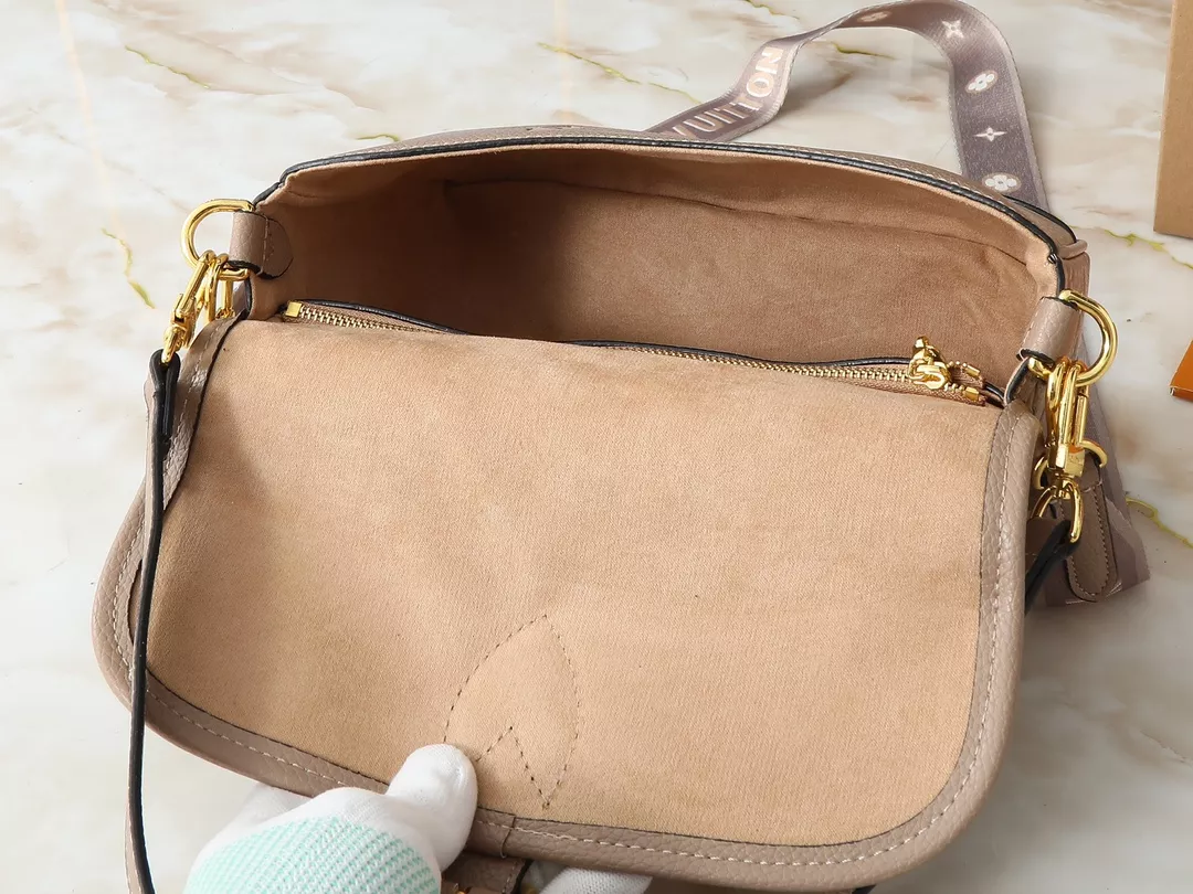 Louis Vuitton AAA Quality Messenger Bags For Women EyeCatching 540 - Image 8