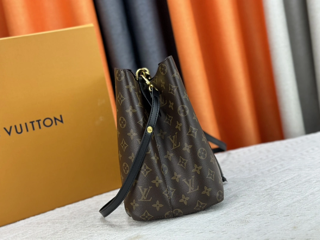 Louis Vuitton AAA Quality Messenger Bags For Women HighQuality 797