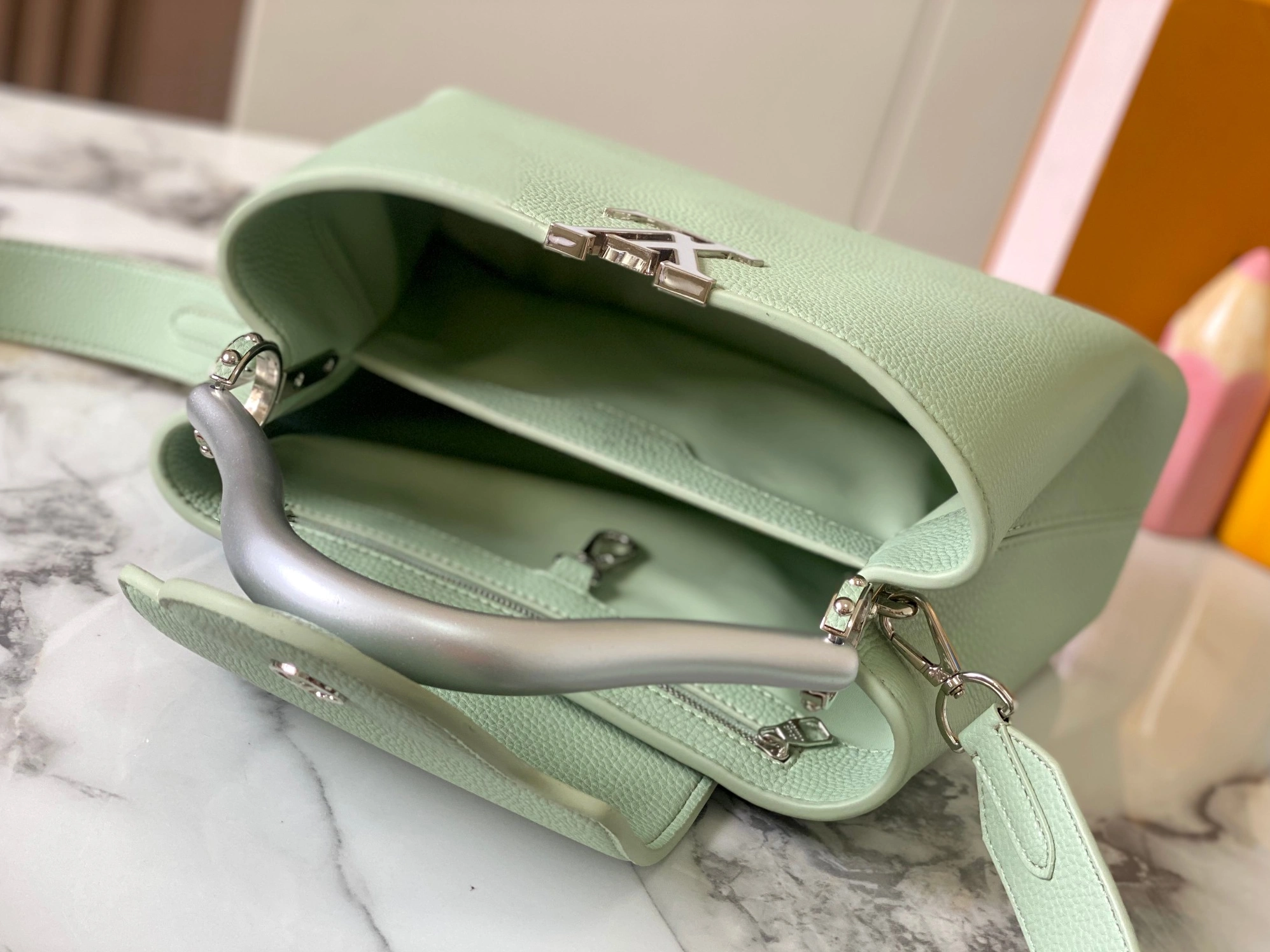 Louis Vuitton AAA Quality Messenger Bags For Women ModernLook 7541 - Image 8