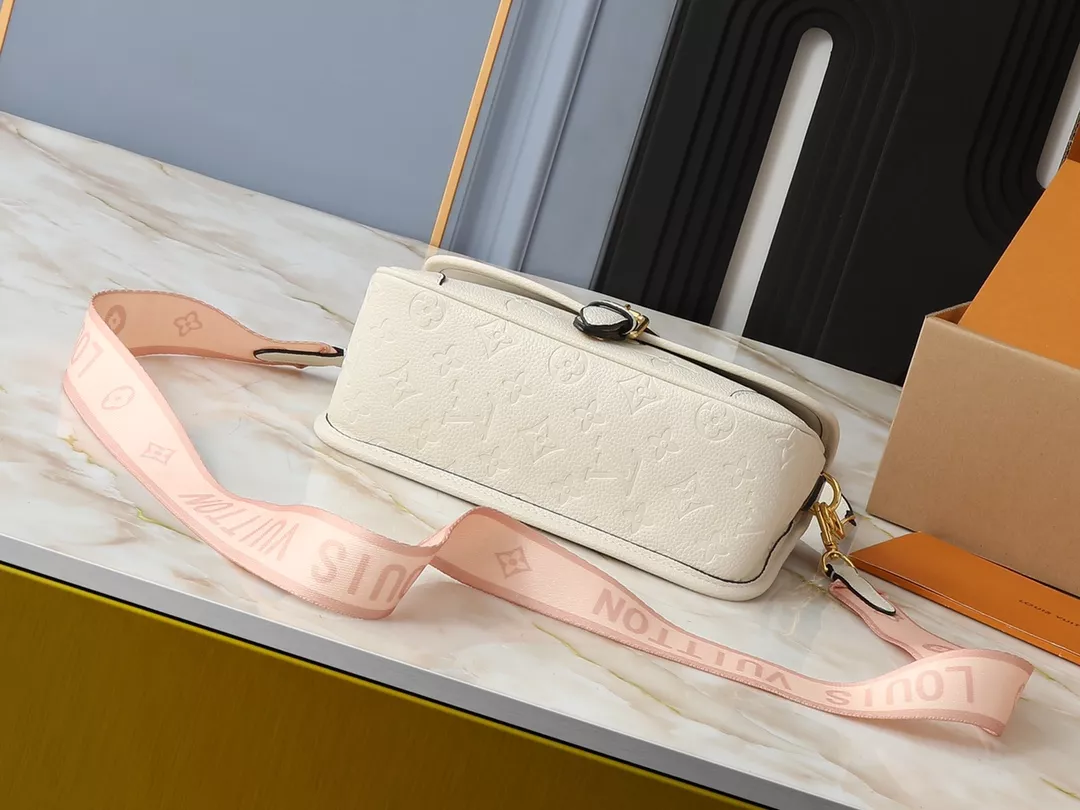 Louis Vuitton AAA Quality Messenger Bags For Women NewStyle 7426 - Image 4