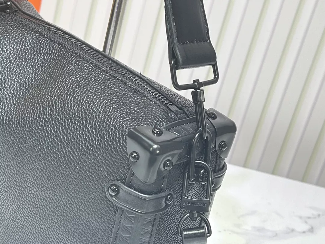 Louis Vuitton AAA Quality Messenger Bags For Women Popular 7000 - Image 4