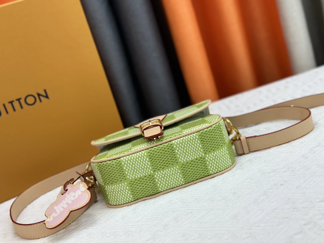 Louis Vuitton AAA Quality Messenger Bags For Women Popular 9392 - Image 5