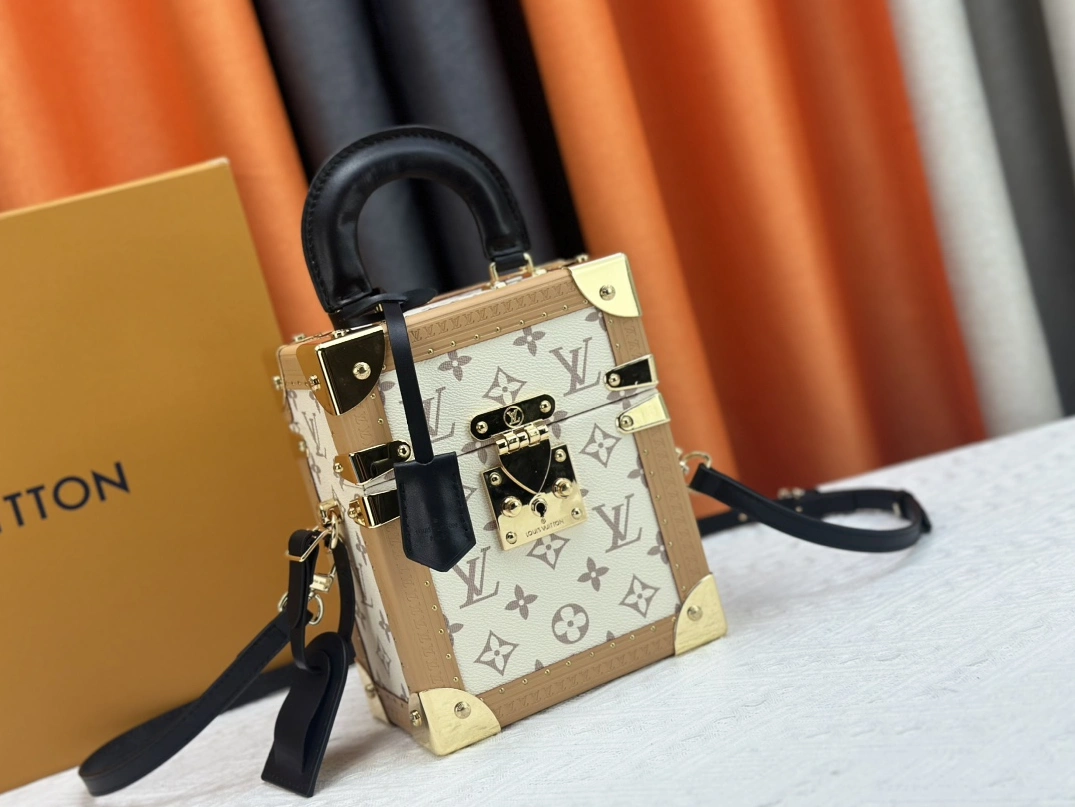 Louis Vuitton AAA Quality Messenger Bags For Women Practical 1078