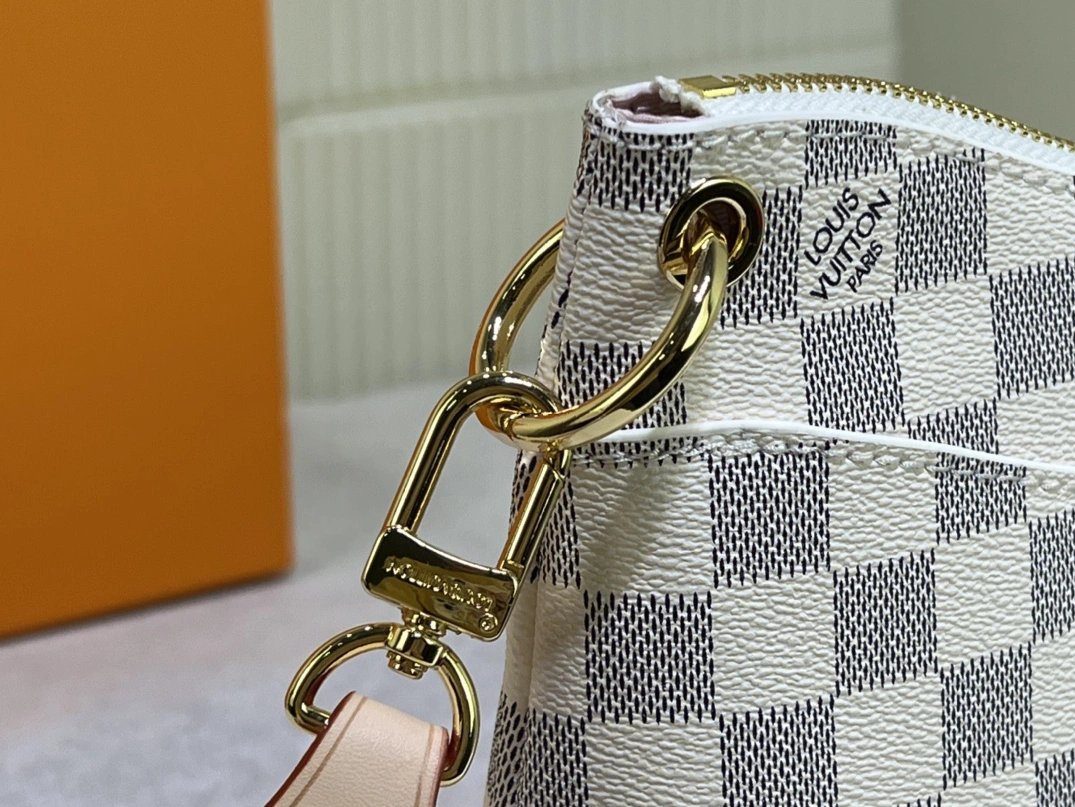 Louis Vuitton AAA Quality Messenger Bags For Women Refined 8931 - Image 4