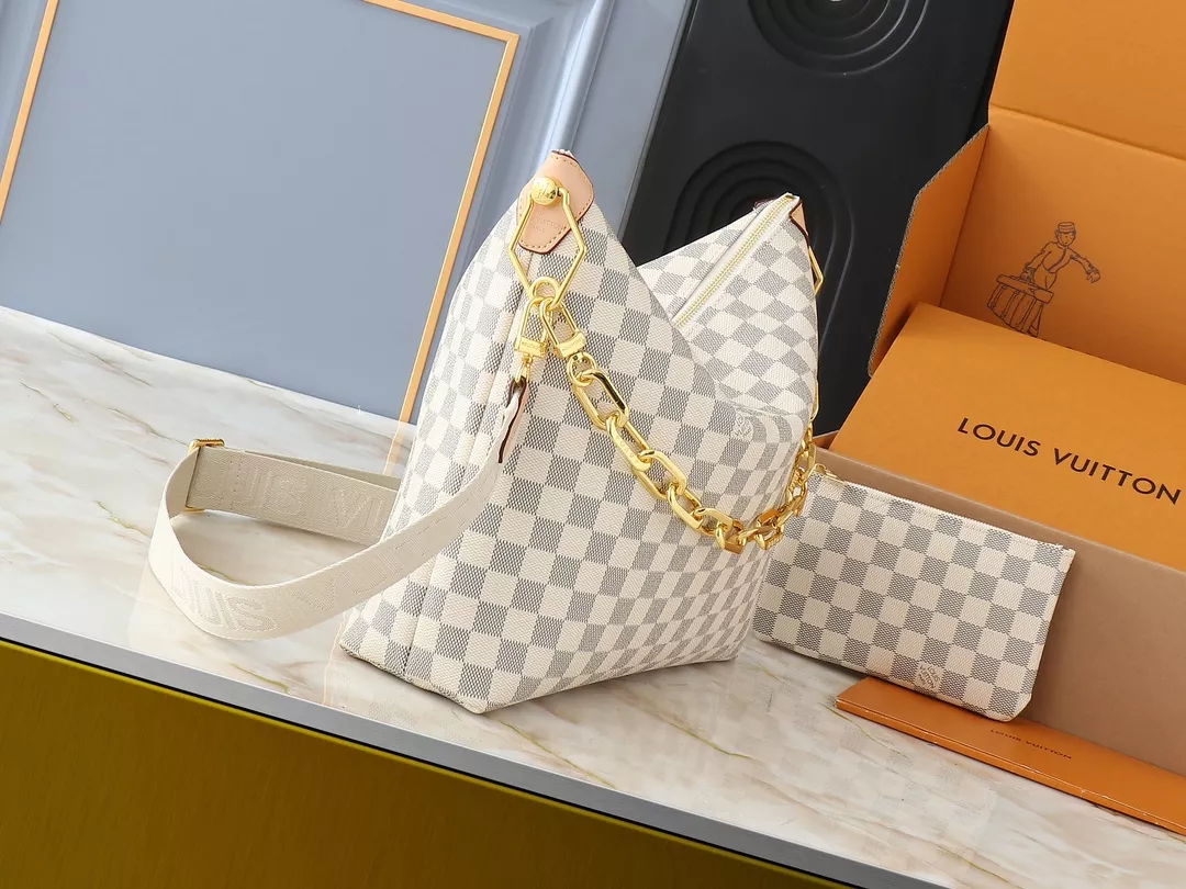 Louis Vuitton AAA Quality Messenger Bags For Women Sleek 5116