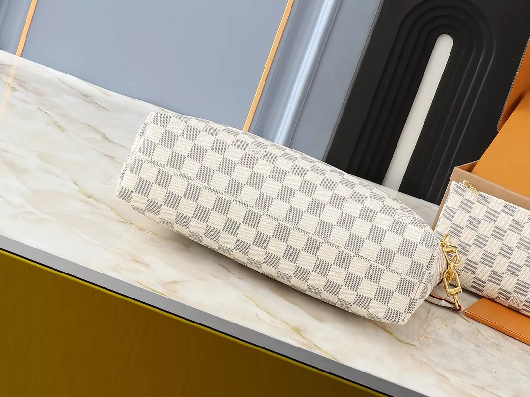 Louis Vuitton AAA Quality Messenger Bags For Women Sleek 5116 - Image 4