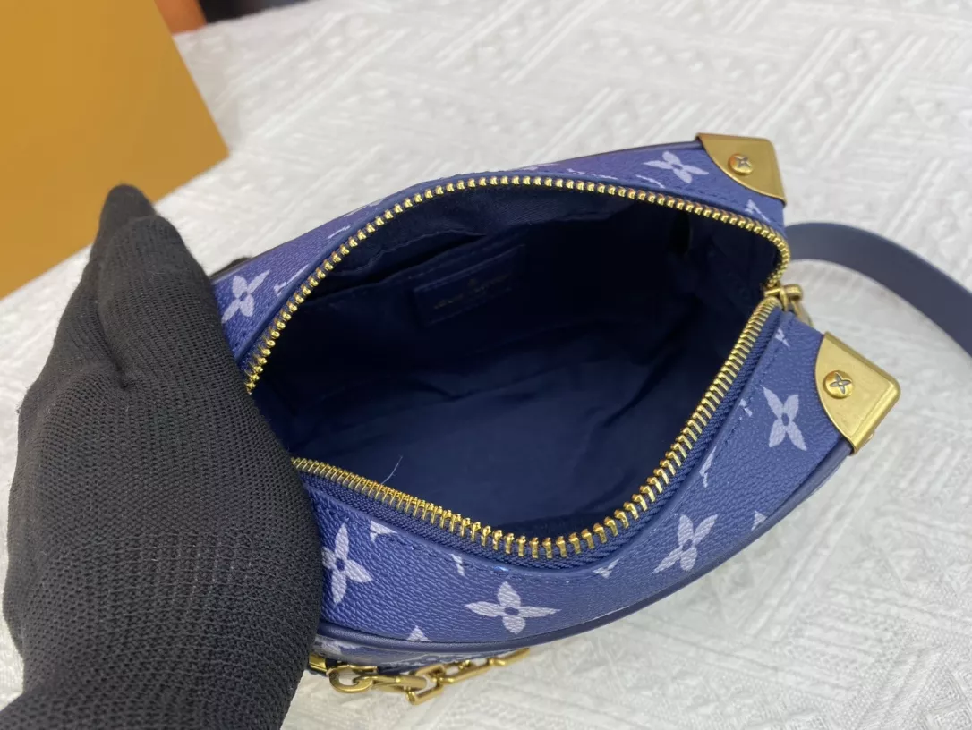 Louis Vuitton AAA Quality Messenger Bags For Women Trendsetting 9806 - Image 8