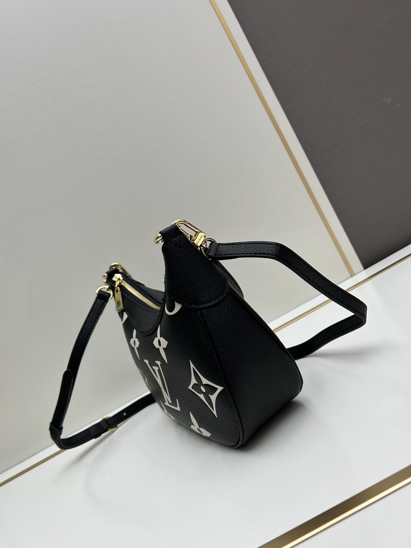 Louis Vuitton AAA Quality Shoulder Bags For Women Compact 6816